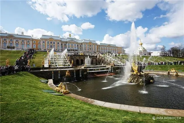 В Петергофе стартовал пиковый туристический сезон — фонтаны вновь в работе