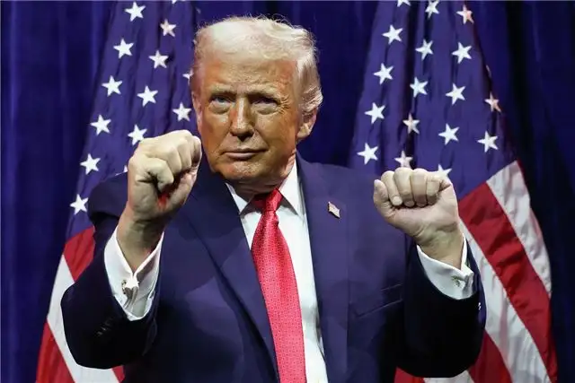 Трампу в дебютный год правления вручили корону, слитки золота и личный самолёт
