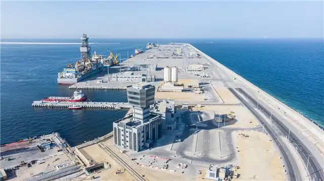 В 137 морских милях от Маската у судна в Омане раздался мощный взрыв